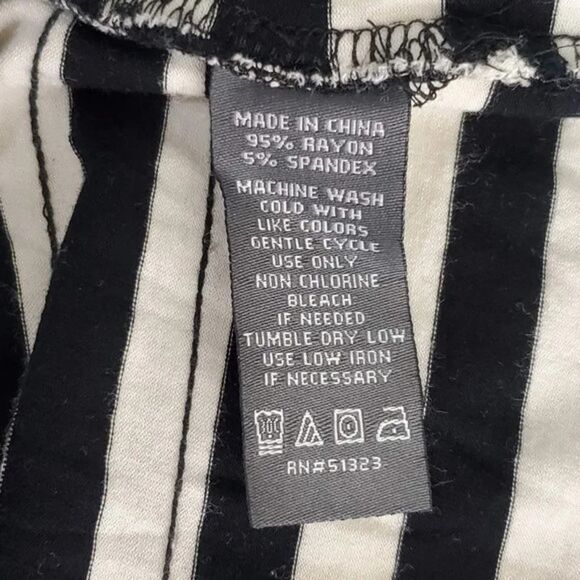 Vince Camuto Sleeveless Striped Top Womans Size PM Black White Stretch - Picture 6 of 6